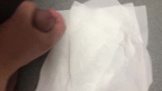 【無修正】パートナーいないから一人寂しくオナニー！ティッシュにぶっかけ パイパンオナニー