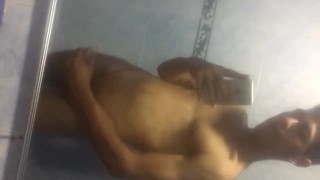 Masturbandome mientras todos 