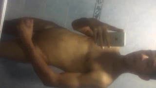Masturbandome mientras todos 