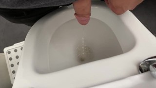 Dringender Piss ins Klo