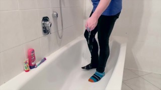 Peeing a hughe load in my Pants and tights