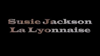 Susie Jackson séance d'essayage en direct de lingerie , nue et une sexy robe noire, délicieuse