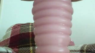 アナルプラグを入れて持ち上げてみた。