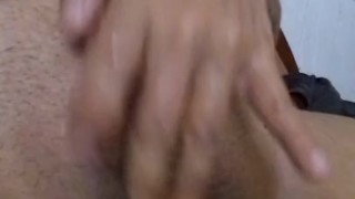 Masturbandome antes de que llegue mi marido