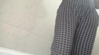 I love to show my pussy when peeing
