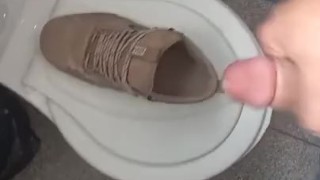 Gozando nas botas no banheiro do trabalho, cum into work boots at works bathroom