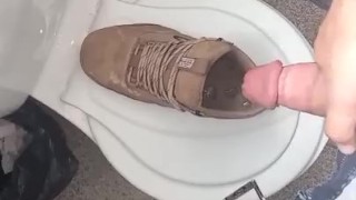 Gozando nas botas no banheiro do trabalho, cum into work boots at works bathroom