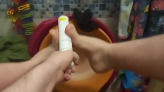 Артем сам себе дрочит ногами кончает на ступни лижет ноги self suck autofellatio self footjob