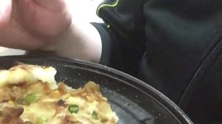 Video of a fat pig eating pizza for lunch.