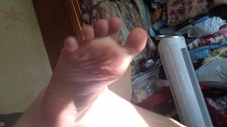 Артем сам себе дрочит ногами кончает на ступни лижет ноги self suck autofellatio self footjob