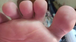 Артем сам себе дрочит ногами кончает на ступни лижет ноги self suck autofellatio self footjob