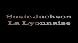 Susie Jackson nous fais un superbe essayage, une robe rouge sexy et un string et biensure du nue