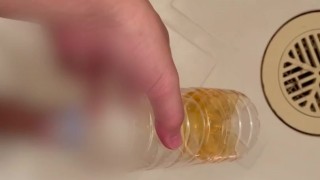 日本人素人がペットボトル満杯になるまでおしっこした　1回目