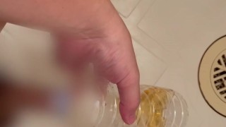 日本人素人がペットボトル満杯になるまでおしっこした　1回目