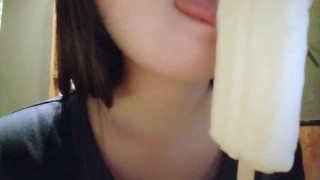 欲求不満なOLがエッチに棒アイスをぺろぺろ