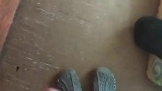 Me MASTURBO al saber que MI MUJER llegará de viaje! Pero me interrumpen y no logro acabar 