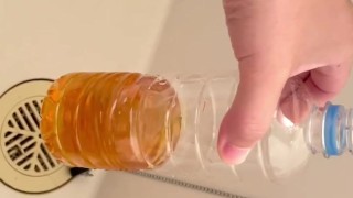 日本人素人がペットボトル満杯になるまでおしっこした　2回目