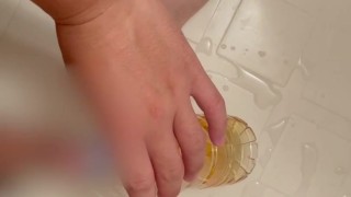 日本人素人がペットボトル満杯になるまでおしっこした　2回目
