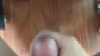 亀頭を真っ赤にさせて大量射精