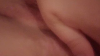 Mi masturbo figa e culo con una carota.