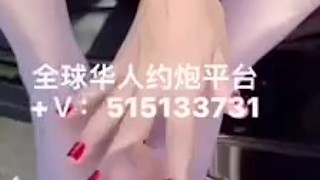 穿着漂亮的白丝袜做爱