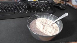 Cum breakfast - adding extra protein to my porridge and eat it.