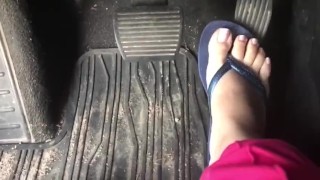 @tici_feet | Acelerando (prévia) - Pedal pumping wearing havaianas with french tips! (preview)