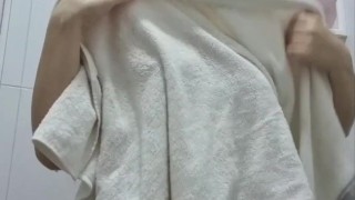 Joven estudiante juega follando con su novio en la webcam