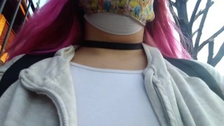 Muestro las tetas en publico pero que no se enteren mis vecinos :S jejeje