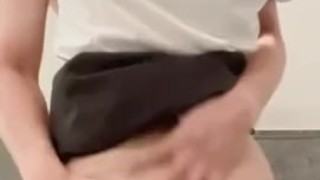 【日本人】カップルの濃厚なイチャイチャ！OL彼女の美尻を揉みまくる！