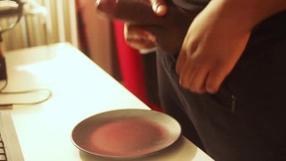Etudiant se vide les couilles et te sert une assiette pleine de sperme à lécher