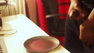 Etudiant se vide les couilles et te sert une assiette pleine de sperme à lécher