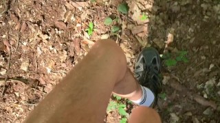 Riskanter Spaziergang und mit meinem Schwanz spielen im öffentlichem Wald