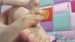 Ely Rainbow Argentina Mostrando los pies super casera pero caliente