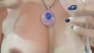 MILF cachonda se atraganta con polla de juguete !