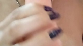 MILF cachonda se atraganta con polla de juguete !