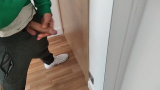 MASTURBA su ENORME y JUGOSA POLLA frente al ESPEJO