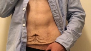 ひさしぶりのお漏らしで快感MAX！テンション上がりすぎて最後におしっこペロペロしちゃう