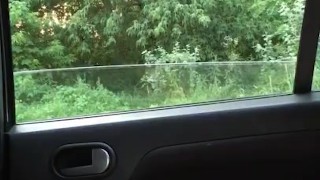 Самоотсос в машине перед женщиной 