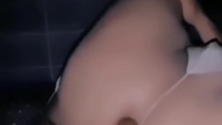 En tanga plateada metiendome mi dildo