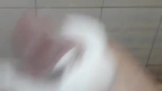 nice foamy massage with cumshot in bath بهترین آبپاشی بعد کف مالی در حمام