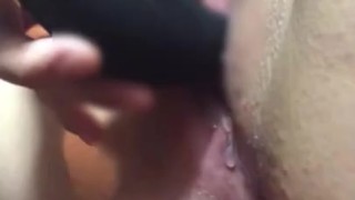 [オナニー]20代前半の素人娘が吸引バイブで爆濡れ。ツルツルのパイパンがびっしょり