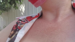 Matrigna italiana dalle grosse tette ti fa segare in giardino e ti mostra la sua bella figa