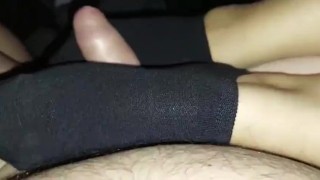 Padrona sega il suo schiavo con un calzino nero! (Onlyfans: Mistress Darkshine)