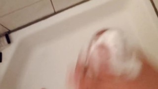 Branlette dans la douche