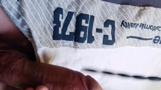 Se ve como meto mi juguete dentro de mi pene es muy grueso.