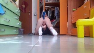 Mi riempio il culo con un dildo per i miei 19 anni