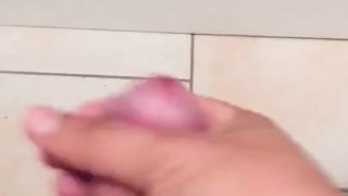 Branlette solo manque un mec pour sucer 🍆🍌🥵