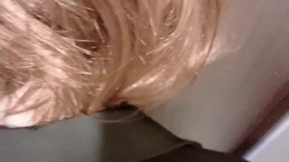 玄関でエッチしちゃう2人、声を出さないように手で口を塞がれながらエッチ