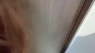 玄関でエッチしちゃう2人、声を出さないように手で口を塞がれながらエッチ